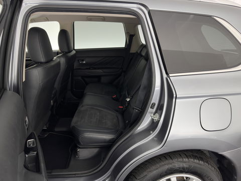 Mitsubishi Outlander 2.0 PHEV Pure (INCL.BTW) Aut. *LEATHER-MICROFIBRE | COMFORTSEATS | CARPLAY | CAMERA | DAB+ | KEYLESS | PRIVACY-GLASS | SHFT-PADDLES | TOWBAR | 16''ALU*