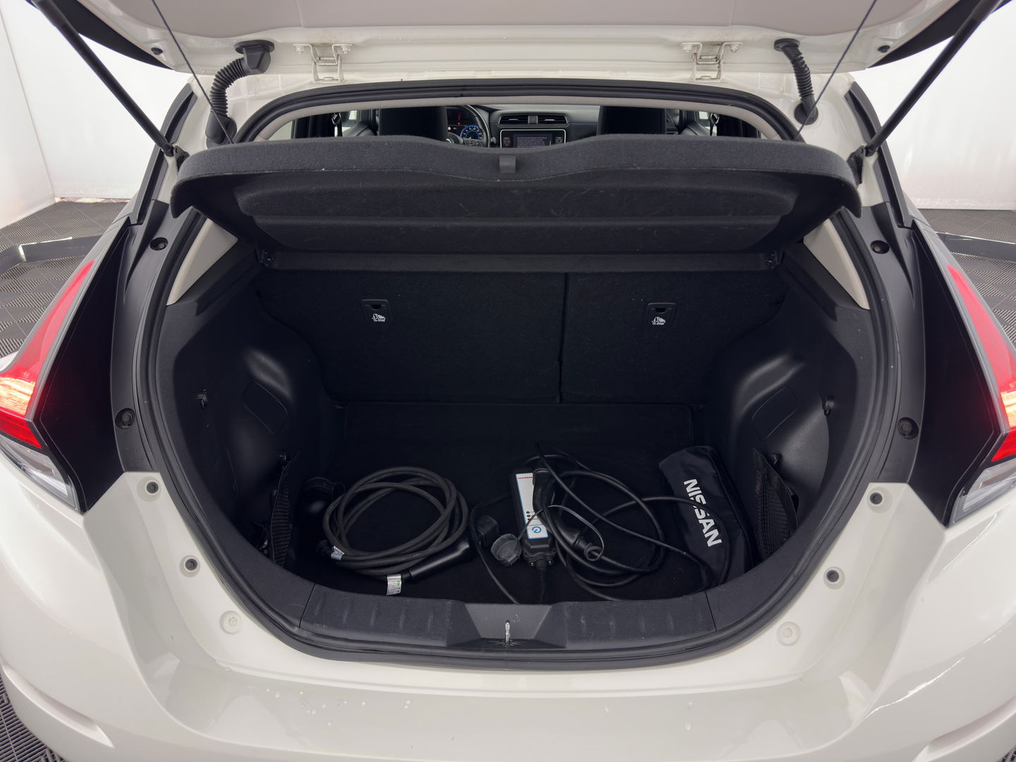 Nissan Leaf Acenta 40 kWh {SOH-90%} Aut. *ADAPTIVE-CRUISE | KEYLESS | NAVI-FULLMAP | BLIND-SPOT | DAB+ | PDC | COMFORTSEATS | DIGI-COCKPIT | PRIVACY-GLASS | 17"ALU