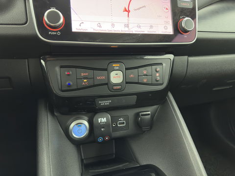 Nissan Leaf Acenta 40 kWh {SOH-90%} Aut. *ADAPTIVE-CRUISE | KEYLESS | NAVI-FULLMAP | BLIND-SPOT | DAB+ | PDC | COMFORTSEATS | DIGI-COCKPIT | PRIVACY-GLASS | 17"ALU