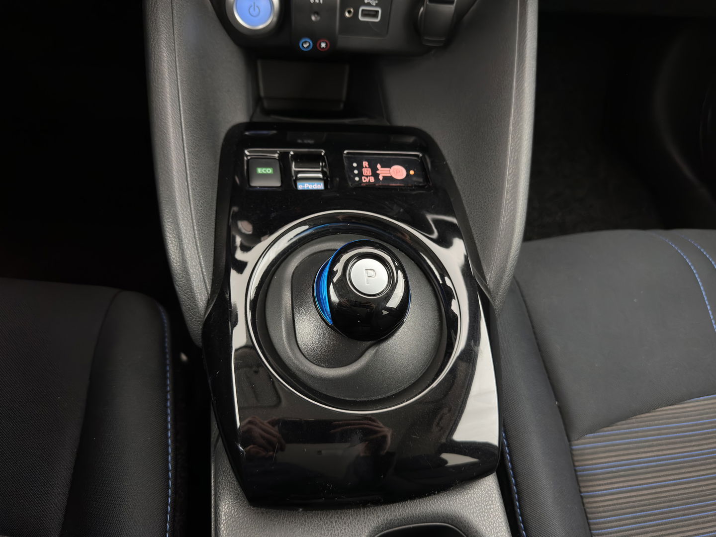 Nissan Leaf Acenta 40 kWh {SOH-90%} Aut. *ADAPTIVE-CRUISE | KEYLESS | NAVI-FULLMAP | BLIND-SPOT | DAB+ | PDC | COMFORTSEATS | DIGI-COCKPIT | PRIVACY-GLASS | 17"ALU