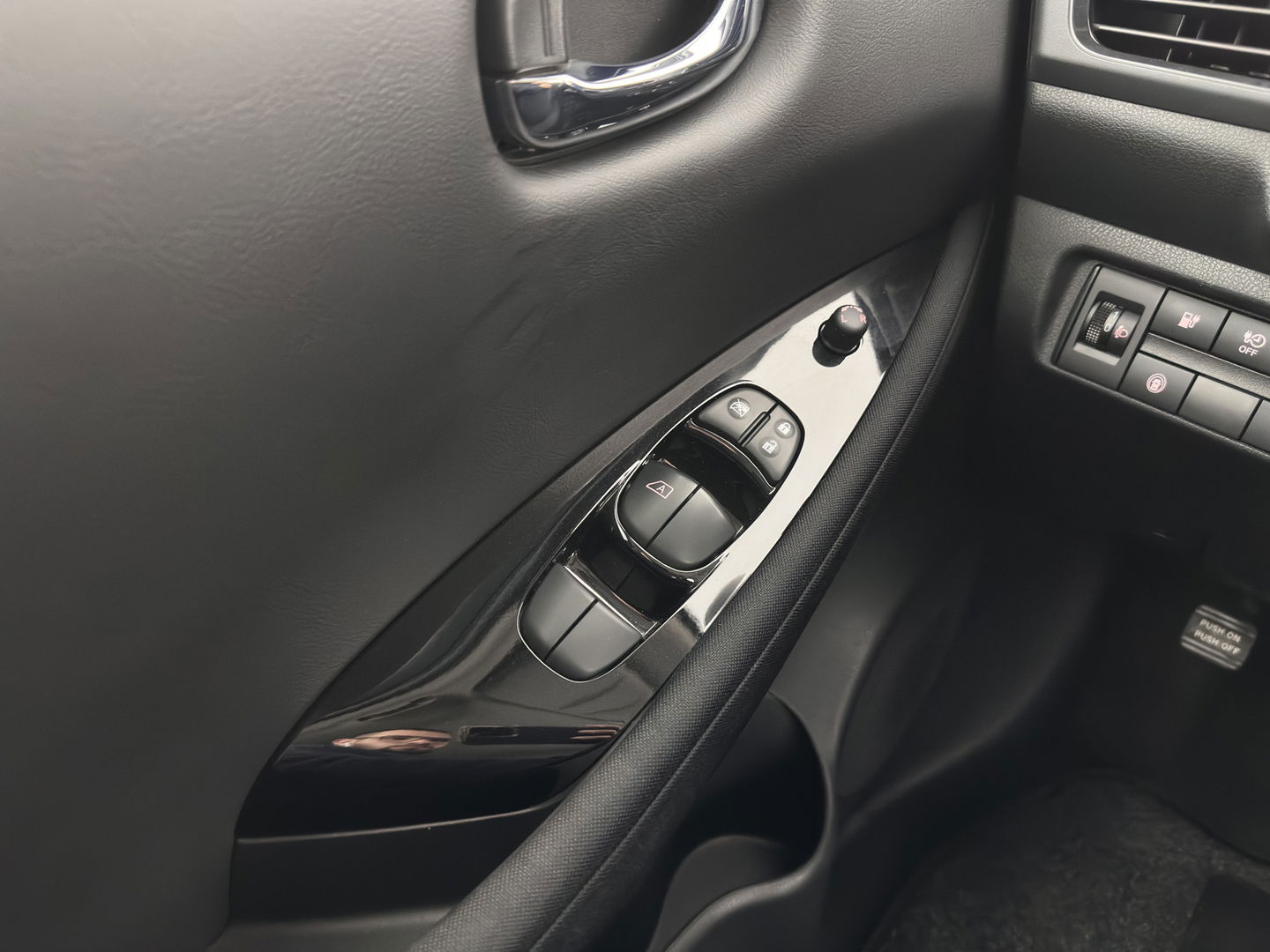 Nissan Leaf Acenta 40 kWh {SOH-90%} Aut. *ADAPTIVE-CRUISE | KEYLESS | NAVI-FULLMAP | BLIND-SPOT | DAB+ | COMFORTSEATS | DIGI-COCKPIT | PRIVACY-GLASS | CAMERA |  17"ALU*