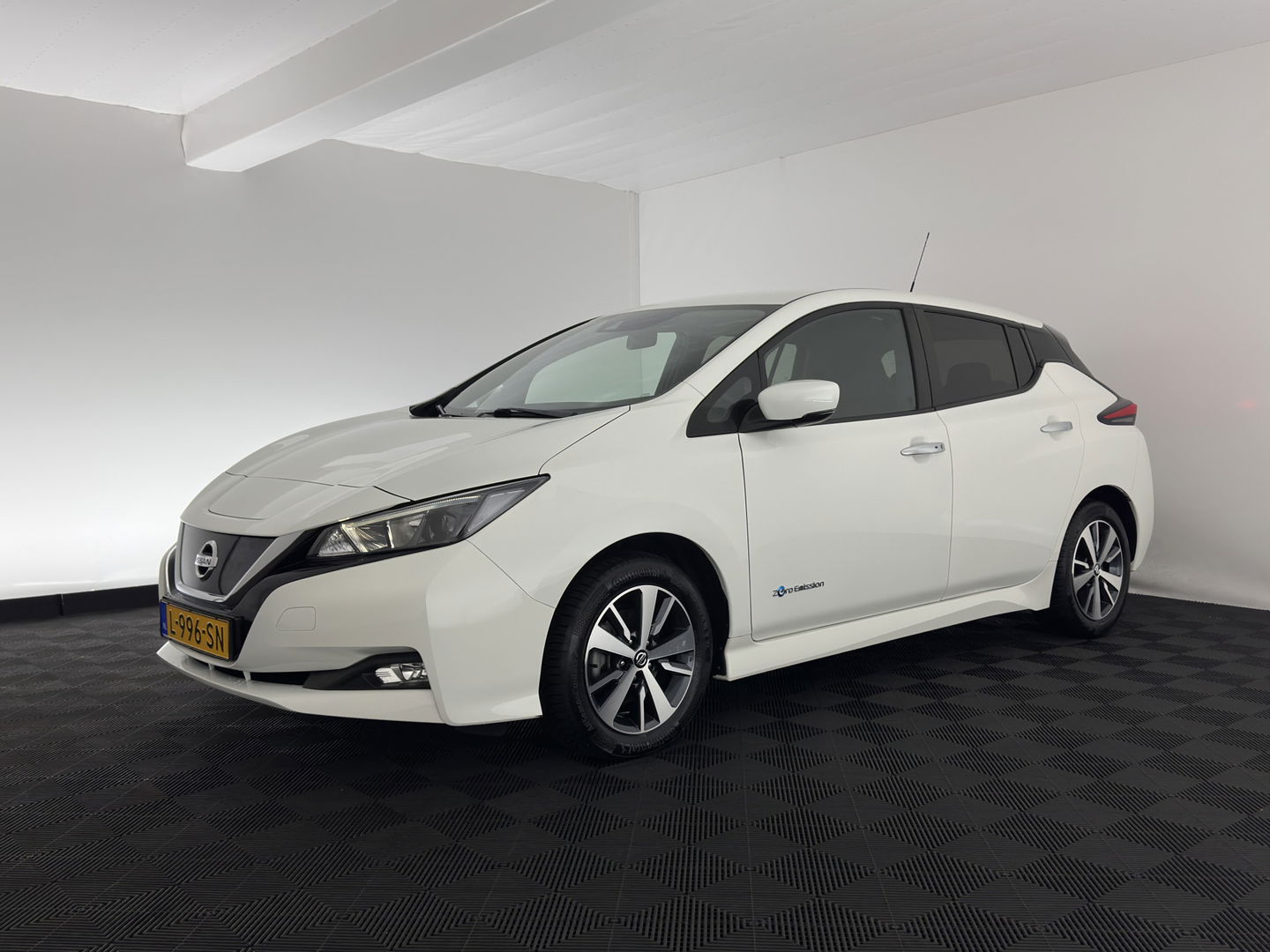 Nissan Leaf Acenta 40 kWh {SOH-90%} Aut. *ADAPTIVE-CRUISE | KEYLESS | NAVI-FULLMAP | BLIND-SPOT | DAB+ | COMFORTSEATS | DIGI-COCKPIT | PRIVACY-GLASS | CAMERA |  17"ALU*