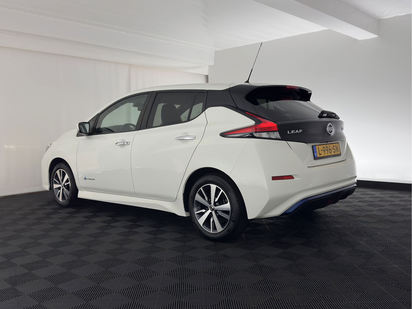 Nissan Leaf Acenta 40 kWh {SOH-90%} Aut. *ADAPTIVE-CRUISE | KEYLESS | NAVI-FULLMAP | BLIND-SPOT | DAB+ | COMFORTSEATS | DIGI-COCKPIT | PRIVACY-GLASS | CAMERA |  17"ALU*