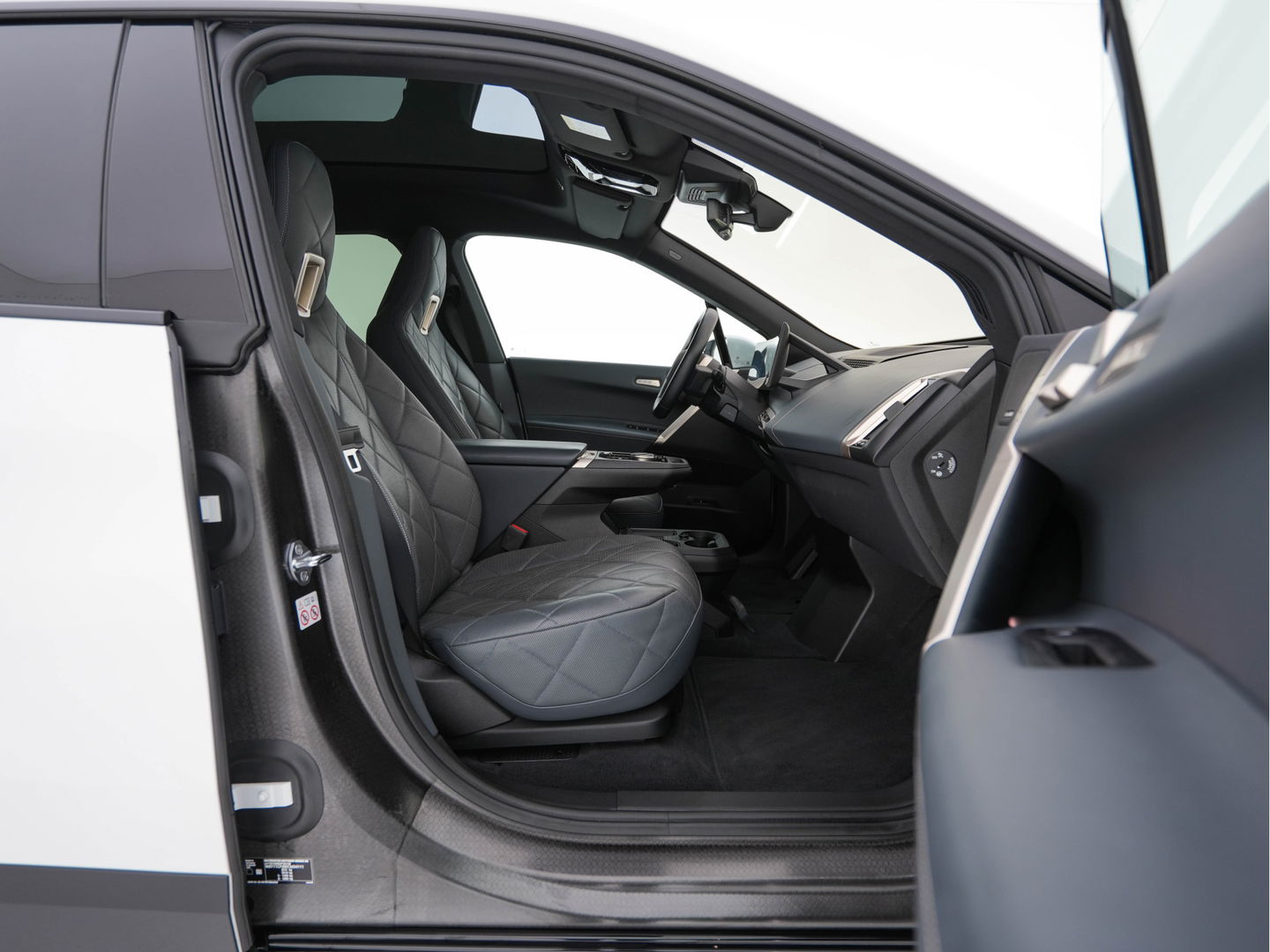 BMW iX xDrive40 High Executive 77 kWh {SOH-100%} *PANO | HEAD-UP | LUXURY-LEATHER | FULL-LED | SOFT-CLOSE | BLIND-SPOT | HARMAN/KARDON | MEMORY-PACK | HEATED/VENTILATED-COMFORTSEATS | TOP-VIEW | WIDESCREEN-DIGICOCKPIT | DAB+ | KEYLESS | AMB