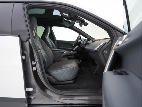 BMW iX xDrive40 High Executive 77 kWh {SOH-100%} *PANO | HEAD-UP | LUXURY-LEATHER | FULL-LED | SOFT-CLOSE | BLIND-SPOT | HARMAN/KARDON | MEMORY-PACK | HEATED/VENTILATED-COMFORTSEATS | TOP-VIEW | WIDESCREEN-DIGICOCKPIT | DAB+ | KEYLESS | AMB