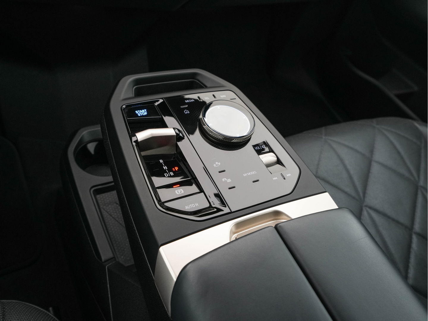 BMW iX xDrive40 High Executive 77 kWh {SOH-100%} *PANO | HEAD-UP | LUXURY-LEATHER | FULL-LED | SOFT-CLOSE | BLIND-SPOT | HARMAN/KARDON | MEMORY-PACK | HEATED/VENTILATED-COMFORTSEATS | TOP-VIEW | WIDESCREEN-DIGICOCKPIT | DAB+ | KEYLESS | AMB