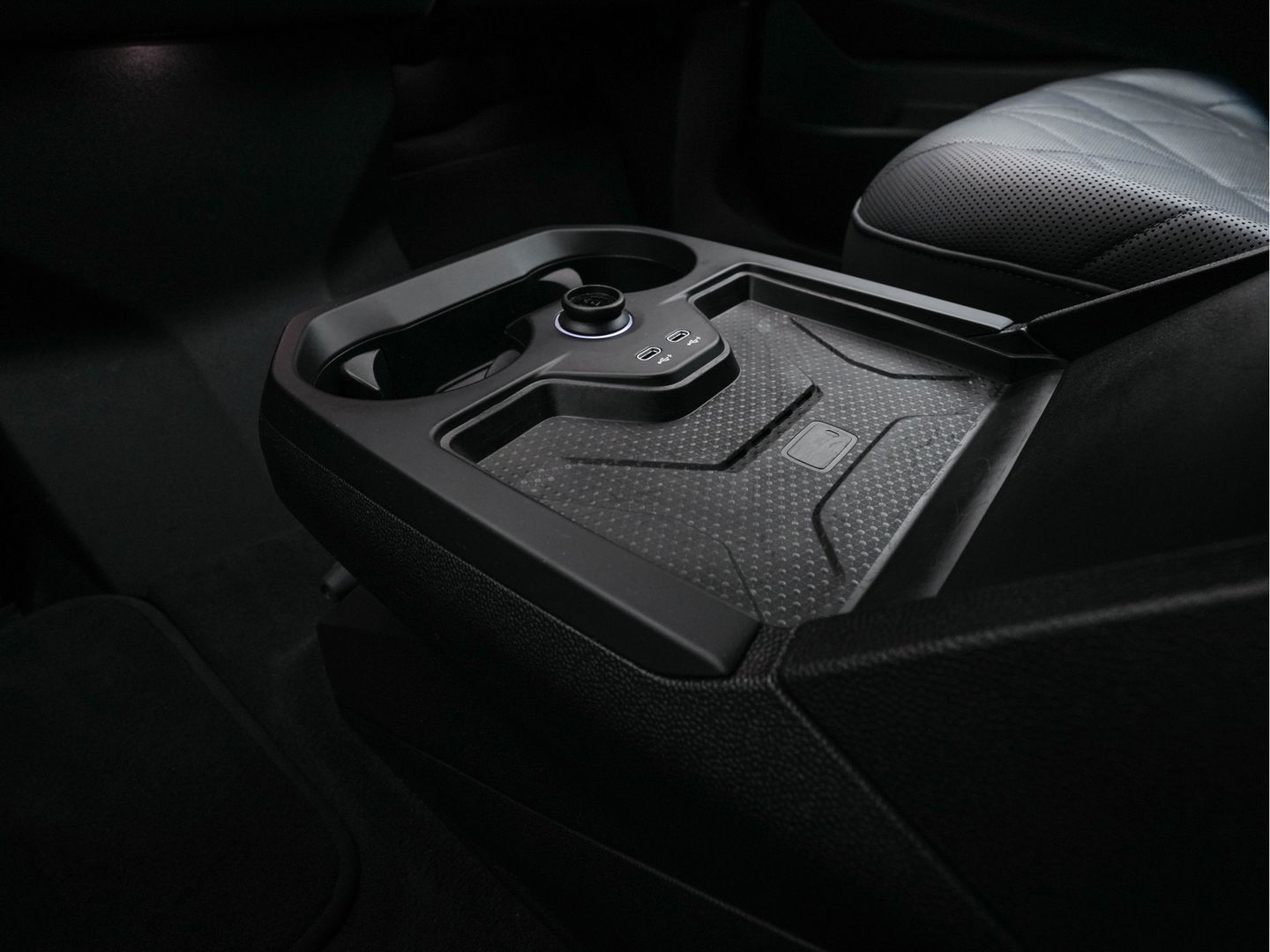 BMW iX xDrive40 High Executive 77 kWh {SOH-100%} *PANO | HEAD-UP | LUXURY-LEATHER | FULL-LED | SOFT-CLOSE | BLIND-SPOT | HARMAN/KARDON | MEMORY-PACK | HEATED/VENTILATED-COMFORTSEATS | TOP-VIEW | WIDESCREEN-DIGICOCKPIT | DAB+ | KEYLESS | AMB