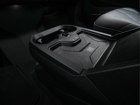 BMW iX xDrive40 High Executive 77 kWh {SOH-100%} *PANO | HEAD-UP | LUXURY-LEATHER | FULL-LED | SOFT-CLOSE | BLIND-SPOT | HARMAN/KARDON | MEMORY-PACK | HEATED/VENTILATED-COMFORTSEATS | TOP-VIEW | WIDESCREEN-DIGICOCKPIT | DAB+ | KEYLESS | AMB