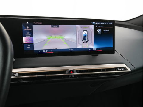 BMW iX xDrive40 High Executive 77 kWh {SOH-100%} *PANO | HEAD-UP | LUXURY-LEATHER | FULL-LED | SOFT-CLOSE | BLIND-SPOT | HARMAN/KARDON | MEMORY-PACK | HEATED/VENTILATED-COMFORTSEATS | TOP-VIEW | WIDESCREEN-DIGICOCKPIT | DAB+ | KEYLESS | AMB