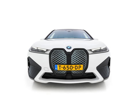 BMW iX xDrive40 High Executive 77 kWh {SOH-100%} *PANO | HEAD-UP | LUXURY-LEATHER | FULL-LED | SOFT-CLOSE | BLIND-SPOT | HARMAN/KARDON | MEMORY-PACK | HEATED/VENTILATED-COMFORTSEATS | TOP-VIEW | WIDESCREEN-DIGICOCKPIT | DAB+ | KEYLESS | AMB