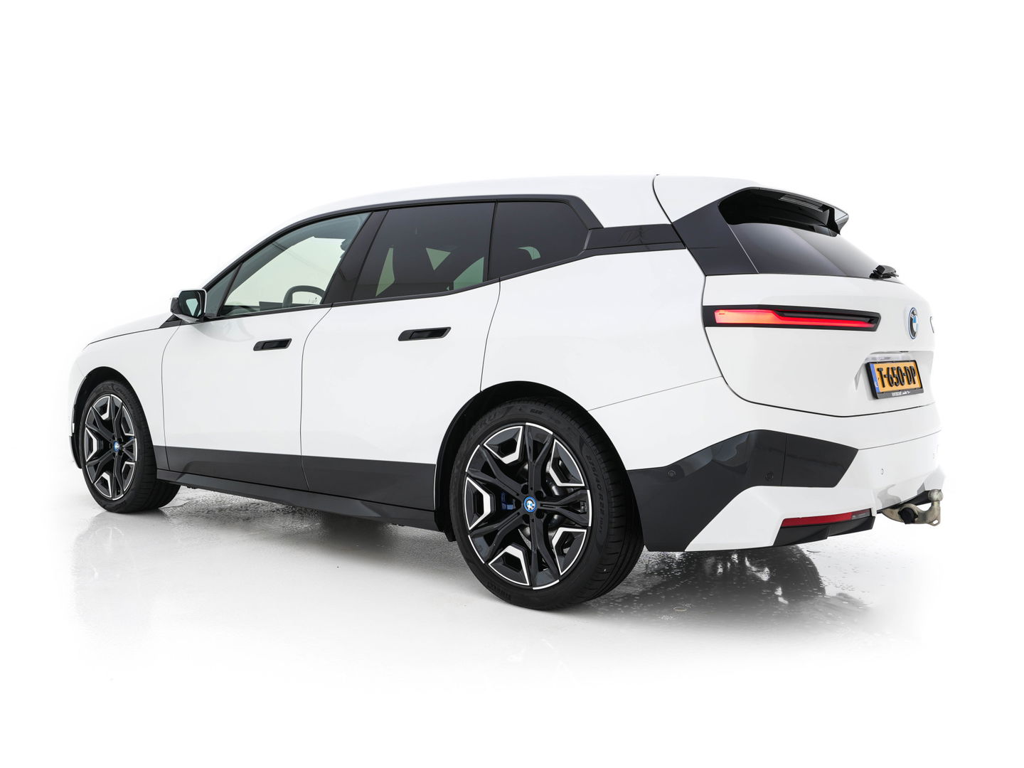 BMW iX xDrive40 High Executive 77 kWh {SOH-100%} *PANO | HEAD-UP | LUXURY-LEATHER | FULL-LED | SOFT-CLOSE | BLIND-SPOT | HARMAN/KARDON | MEMORY-PACK | HEATED/VENTILATED-COMFORTSEATS | TOP-VIEW | WIDESCREEN-DIGICOCKPIT | DAB+ | KEYLESS | AMB