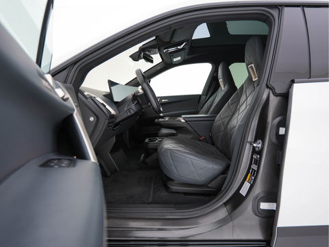 BMW iX xDrive40 High Executive 77 kWh {SOH-100%} *PANO | HEAD-UP | LUXURY-LEATHER | FULL-LED | SOFT-CLOSE | BLIND-SPOT | HARMAN/KARDON | MEMORY-PACK | HEATED/VENTILATED-COMFORTSEATS | TOP-VIEW | WIDESCREEN-DIGICOCKPIT | DAB+ | KEYLESS | AMB