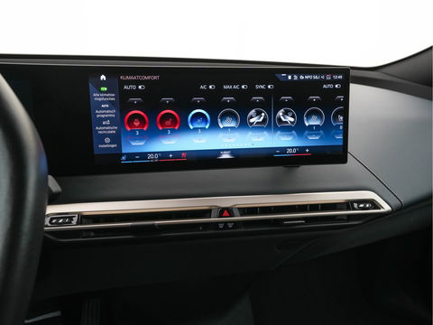 BMW iX xDrive40 High Executive 77 kWh {SOH-100%} *PANO | HEAD-UP | LUXURY-LEATHER | FULL-LED | SOFT-CLOSE | BLIND-SPOT | HARMAN/KARDON | MEMORY-PACK | HEATED/VENTILATED-COMFORTSEATS | TOP-VIEW | WIDESCREEN-DIGICOCKPIT | DAB+ | KEYLESS | AMB