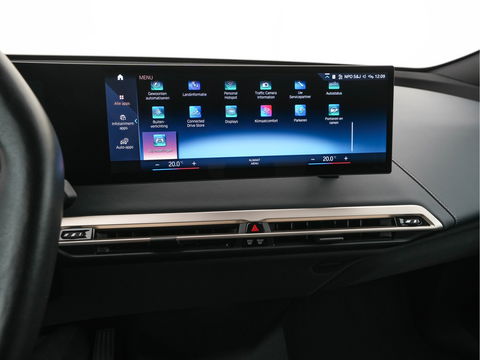 BMW iX xDrive40 High Executive 77 kWh {SOH-100%} *PANO | HEAD-UP | LUXURY-LEATHER | FULL-LED | SOFT-CLOSE | BLIND-SPOT | HARMAN/KARDON | MEMORY-PACK | HEATED/VENTILATED-COMFORTSEATS | TOP-VIEW | WIDESCREEN-DIGICOCKPIT | DAB+ | KEYLESS | AMB