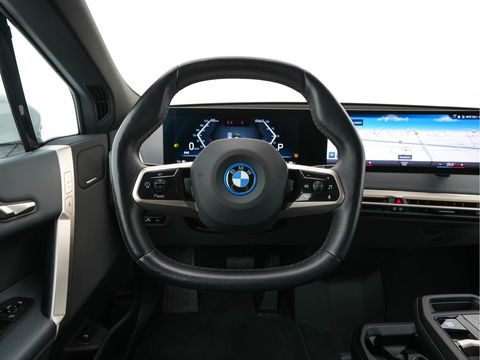 BMW iX xDrive40 High Executive 77 kWh {SOH-100%} *PANO | HEAD-UP | LUXURY-LEATHER | FULL-LED | SOFT-CLOSE | BLIND-SPOT | HARMAN/KARDON | MEMORY-PACK | HEATED/VENTILATED-COMFORTSEATS | TOP-VIEW | WIDESCREEN-DIGICOCKPIT | DAB+ | KEYLESS | AMB