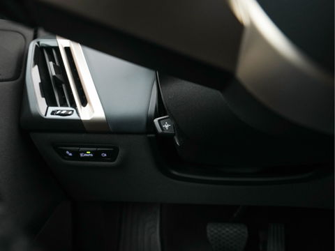 BMW iX xDrive40 High Executive 77 kWh {SOH-100%} *PANO | HEAD-UP | LUXURY-LEATHER | FULL-LED | SOFT-CLOSE | BLIND-SPOT | HARMAN/KARDON | MEMORY-PACK | HEATED/VENTILATED-COMFORTSEATS | TOP-VIEW | WIDESCREEN-DIGICOCKPIT | DAB+ | KEYLESS | AMB