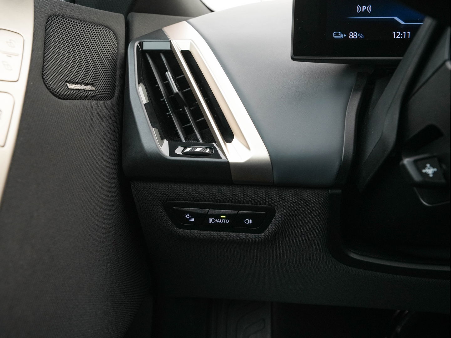 BMW iX xDrive40 High Executive 77 kWh {SOH-100%} *PANO | HEAD-UP | LUXURY-LEATHER | FULL-LED | SOFT-CLOSE | BLIND-SPOT | HARMAN/KARDON | MEMORY-PACK | HEATED/VENTILATED-COMFORTSEATS | TOP-VIEW | WIDESCREEN-DIGICOCKPIT | DAB+ | KEYLESS | AMB