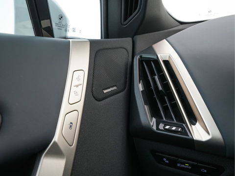 BMW iX xDrive40 High Executive 77 kWh {SOH-100%} *PANO | HEAD-UP | LUXURY-LEATHER | FULL-LED | SOFT-CLOSE | BLIND-SPOT | HARMAN/KARDON | MEMORY-PACK | HEATED/VENTILATED-COMFORTSEATS | TOP-VIEW | WIDESCREEN-DIGICOCKPIT | DAB+ | KEYLESS | AMB