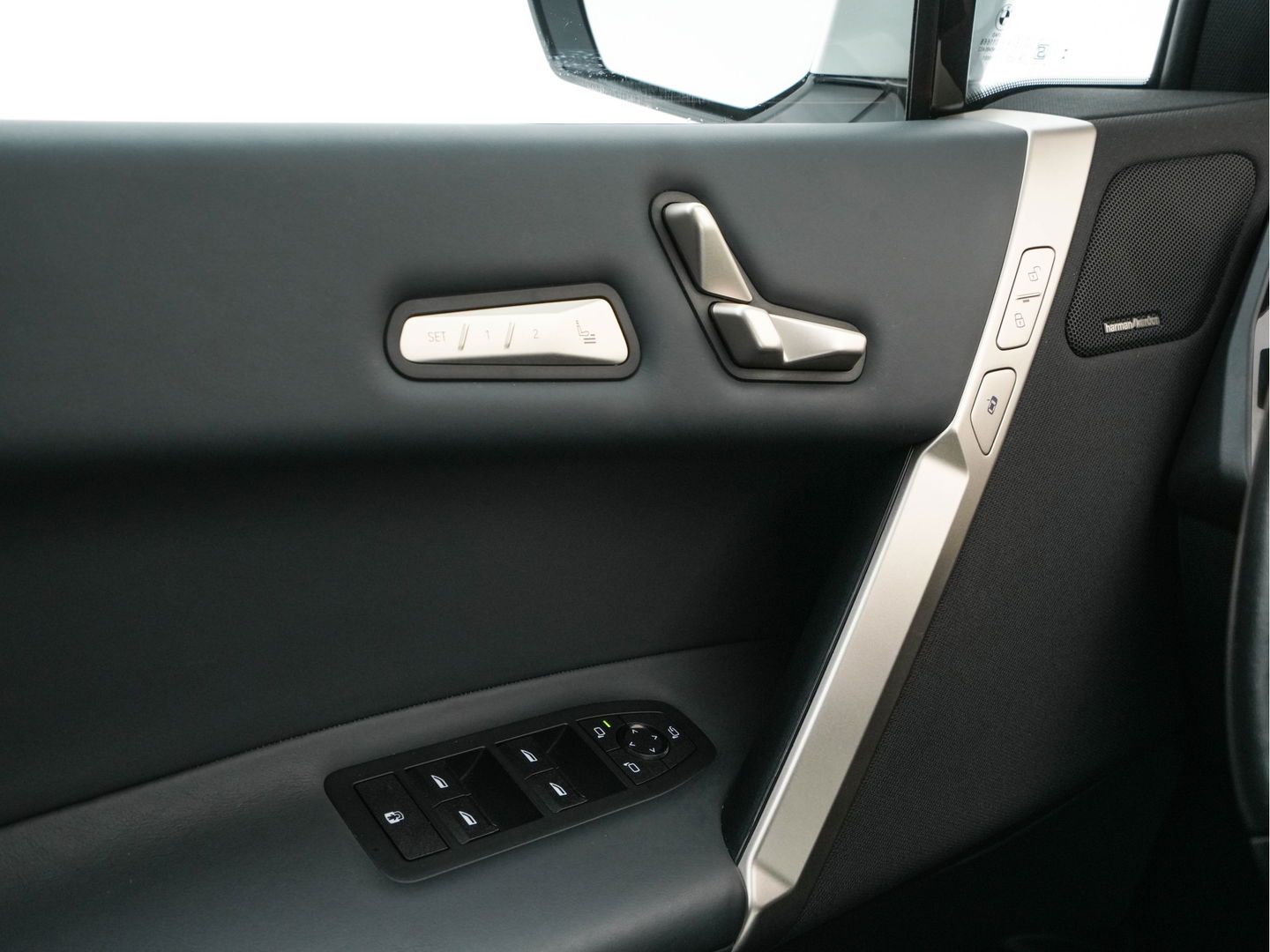 BMW iX xDrive40 High Executive 77 kWh {SOH-100%} *PANO | HEAD-UP | LUXURY-LEATHER | FULL-LED | SOFT-CLOSE | BLIND-SPOT | HARMAN/KARDON | MEMORY-PACK | HEATED/VENTILATED-COMFORTSEATS | TOP-VIEW | WIDESCREEN-DIGICOCKPIT | DAB+ | KEYLESS | AMB