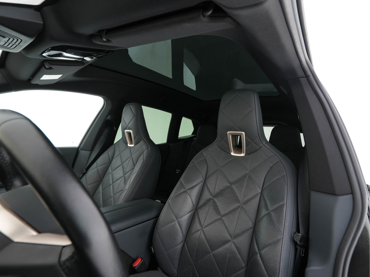 BMW iX xDrive40 High Executive 77 kWh {SOH-100%} *PANO | HEAD-UP | LUXURY-LEATHER | FULL-LED | SOFT-CLOSE | BLIND-SPOT | HARMAN/KARDON | MEMORY-PACK | HEATED/VENTILATED-COMFORTSEATS | TOP-VIEW | WIDESCREEN-DIGICOCKPIT | DAB+ | KEYLESS | AMB