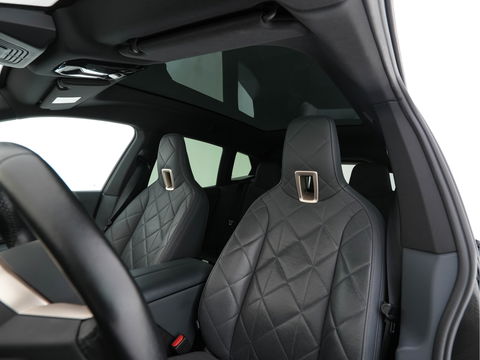 BMW iX xDrive40 High Executive 77 kWh {SOH-100%} *PANO | HEAD-UP | LUXURY-LEATHER | FULL-LED | SOFT-CLOSE | BLIND-SPOT | HARMAN/KARDON | MEMORY-PACK | HEATED/VENTILATED-COMFORTSEATS | TOP-VIEW | WIDESCREEN-DIGICOCKPIT | DAB+ | KEYLESS | AMB