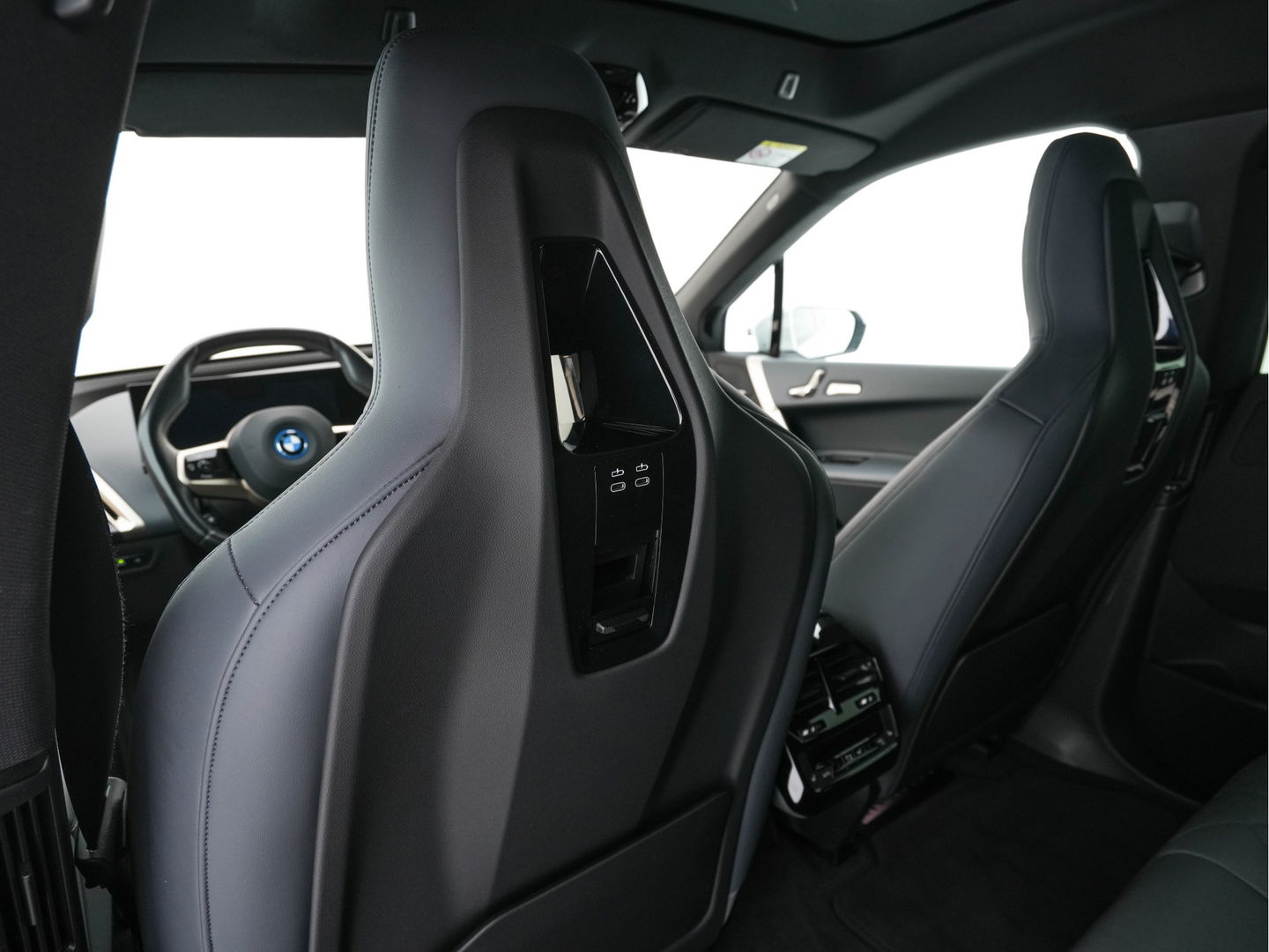 BMW iX xDrive40 High Executive 77 kWh {SOH-100%} *PANO | HEAD-UP | LUXURY-LEATHER | FULL-LED | SOFT-CLOSE | BLIND-SPOT | HARMAN/KARDON | MEMORY-PACK | HEATED/VENTILATED-COMFORTSEATS | TOP-VIEW | WIDESCREEN-DIGICOCKPIT | DAB+ | KEYLESS | AMB