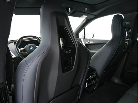 BMW iX xDrive40 High Executive 77 kWh {SOH-100%} *PANO | HEAD-UP | LUXURY-LEATHER | FULL-LED | SOFT-CLOSE | BLIND-SPOT | HARMAN/KARDON | MEMORY-PACK | HEATED/VENTILATED-COMFORTSEATS | TOP-VIEW | WIDESCREEN-DIGICOCKPIT | DAB+ | KEYLESS | AMB