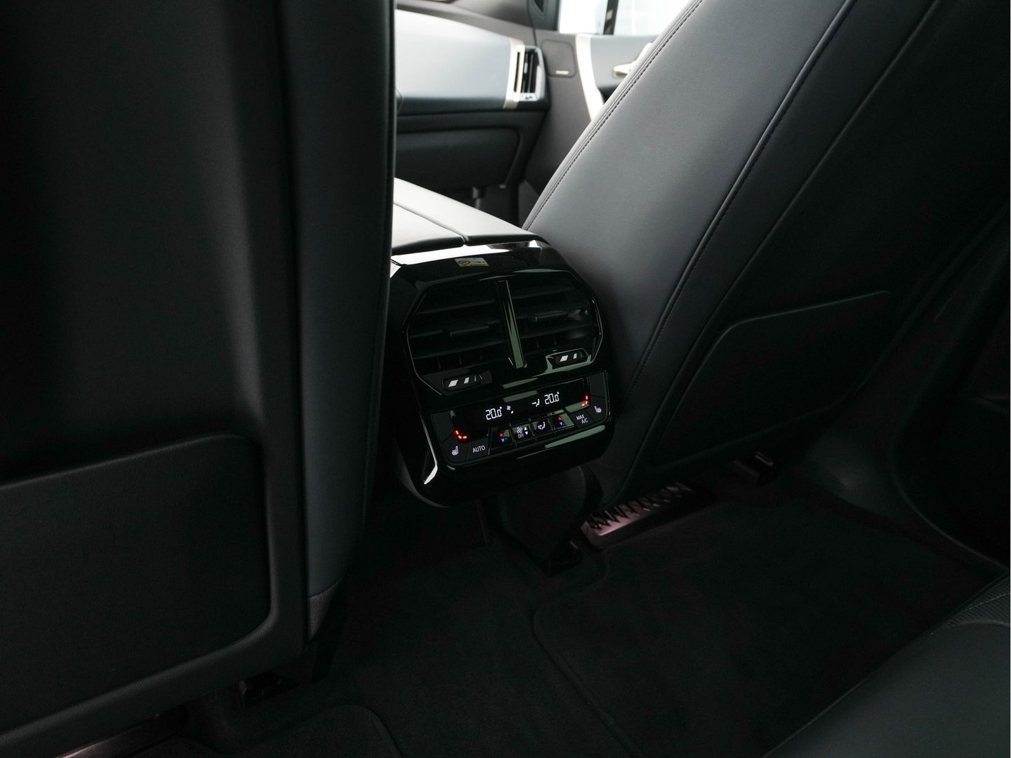 BMW iX xDrive40 High Executive 77 kWh {SOH-100%} *PANO | HEAD-UP | LUXURY-LEATHER | FULL-LED | SOFT-CLOSE | BLIND-SPOT | HARMAN/KARDON | MEMORY-PACK | HEATED/VENTILATED-COMFORTSEATS | TOP-VIEW | WIDESCREEN-DIGICOCKPIT | DAB+ | KEYLESS | AMB