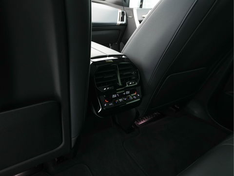 BMW iX xDrive40 High Executive 77 kWh {SOH-100%} *PANO | HEAD-UP | LUXURY-LEATHER | FULL-LED | SOFT-CLOSE | BLIND-SPOT | HARMAN/KARDON | MEMORY-PACK | HEATED/VENTILATED-COMFORTSEATS | TOP-VIEW | WIDESCREEN-DIGICOCKPIT | DAB+ | KEYLESS | AMB