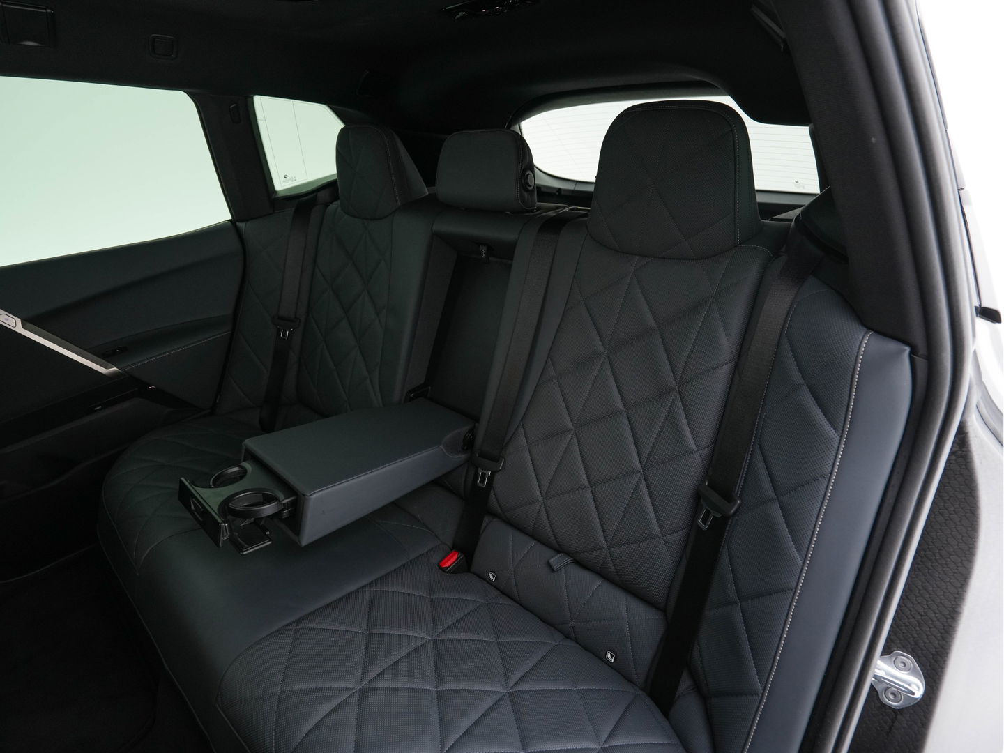 BMW iX xDrive40 High Executive 77 kWh {SOH-100%} *PANO | HEAD-UP | LUXURY-LEATHER | FULL-LED | SOFT-CLOSE | BLIND-SPOT | HARMAN/KARDON | MEMORY-PACK | HEATED/VENTILATED-COMFORTSEATS | TOP-VIEW | WIDESCREEN-DIGICOCKPIT | DAB+ | KEYLESS | AMB