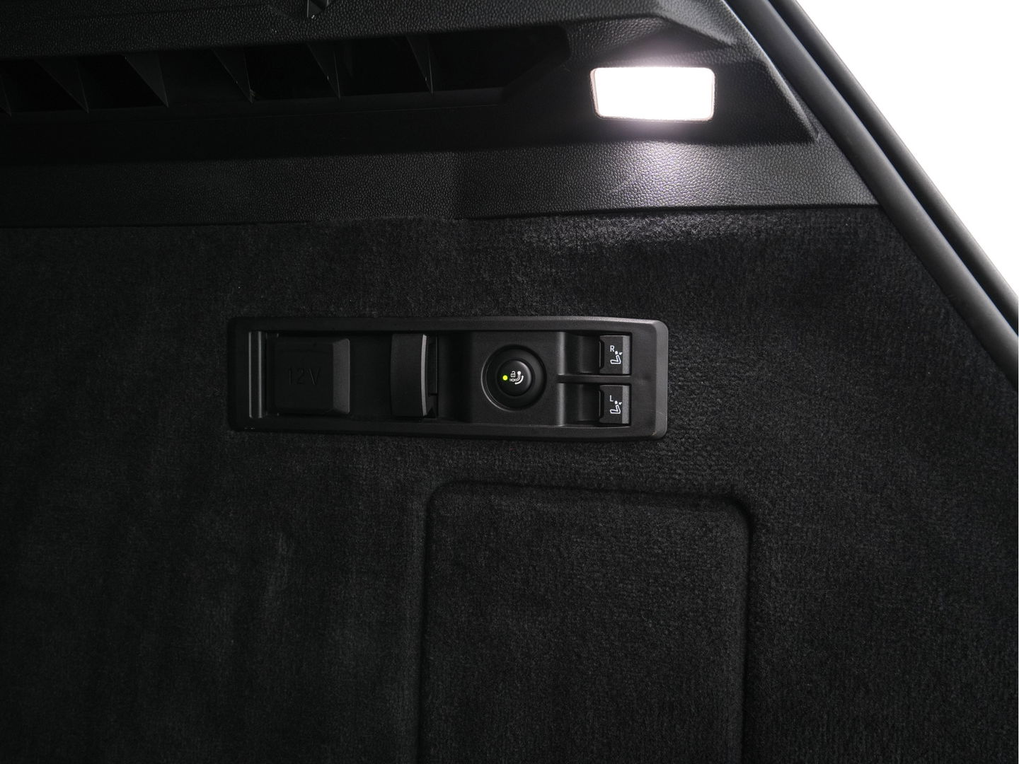 BMW iX xDrive40 High Executive 77 kWh {SOH-100%} *PANO | HEAD-UP | LUXURY-LEATHER | FULL-LED | SOFT-CLOSE | BLIND-SPOT | HARMAN/KARDON | MEMORY-PACK | HEATED/VENTILATED-COMFORTSEATS | TOP-VIEW | WIDESCREEN-DIGICOCKPIT | DAB+ | KEYLESS | AMB