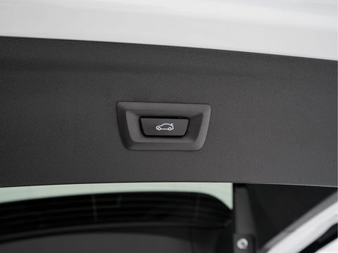 BMW iX xDrive40 High Executive 77 kWh {SOH-100%} *PANO | HEAD-UP | LUXURY-LEATHER | FULL-LED | SOFT-CLOSE | BLIND-SPOT | HARMAN/KARDON | MEMORY-PACK | HEATED/VENTILATED-COMFORTSEATS | TOP-VIEW | WIDESCREEN-DIGICOCKPIT | DAB+ | KEYLESS | AMB