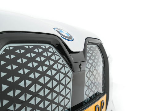 BMW iX xDrive40 High Executive 77 kWh {SOH-100%} *PANO | HEAD-UP | LUXURY-LEATHER | FULL-LED | SOFT-CLOSE | BLIND-SPOT | HARMAN/KARDON | MEMORY-PACK | HEATED/VENTILATED-COMFORTSEATS | TOP-VIEW | WIDESCREEN-DIGICOCKPIT | DAB+ | KEYLESS | AMB