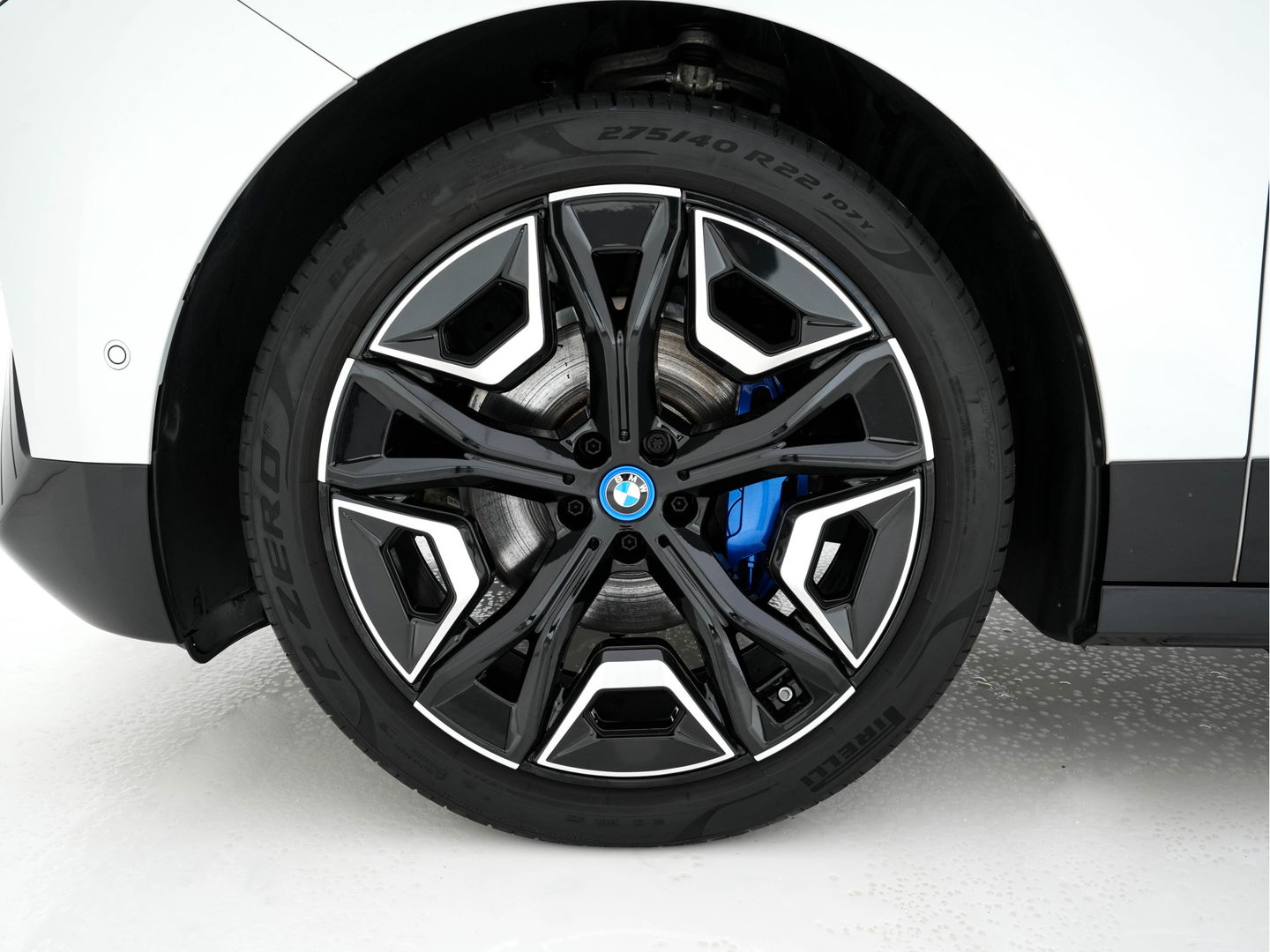 BMW iX xDrive40 High Executive 77 kWh {SOH-100%} *PANO | HEAD-UP | LUXURY-LEATHER | FULL-LED | SOFT-CLOSE | BLIND-SPOT | HARMAN/KARDON | MEMORY-PACK | HEATED/VENTILATED-COMFORTSEATS | TOP-VIEW | WIDESCREEN-DIGICOCKPIT | DAB+ | KEYLESS | AMB