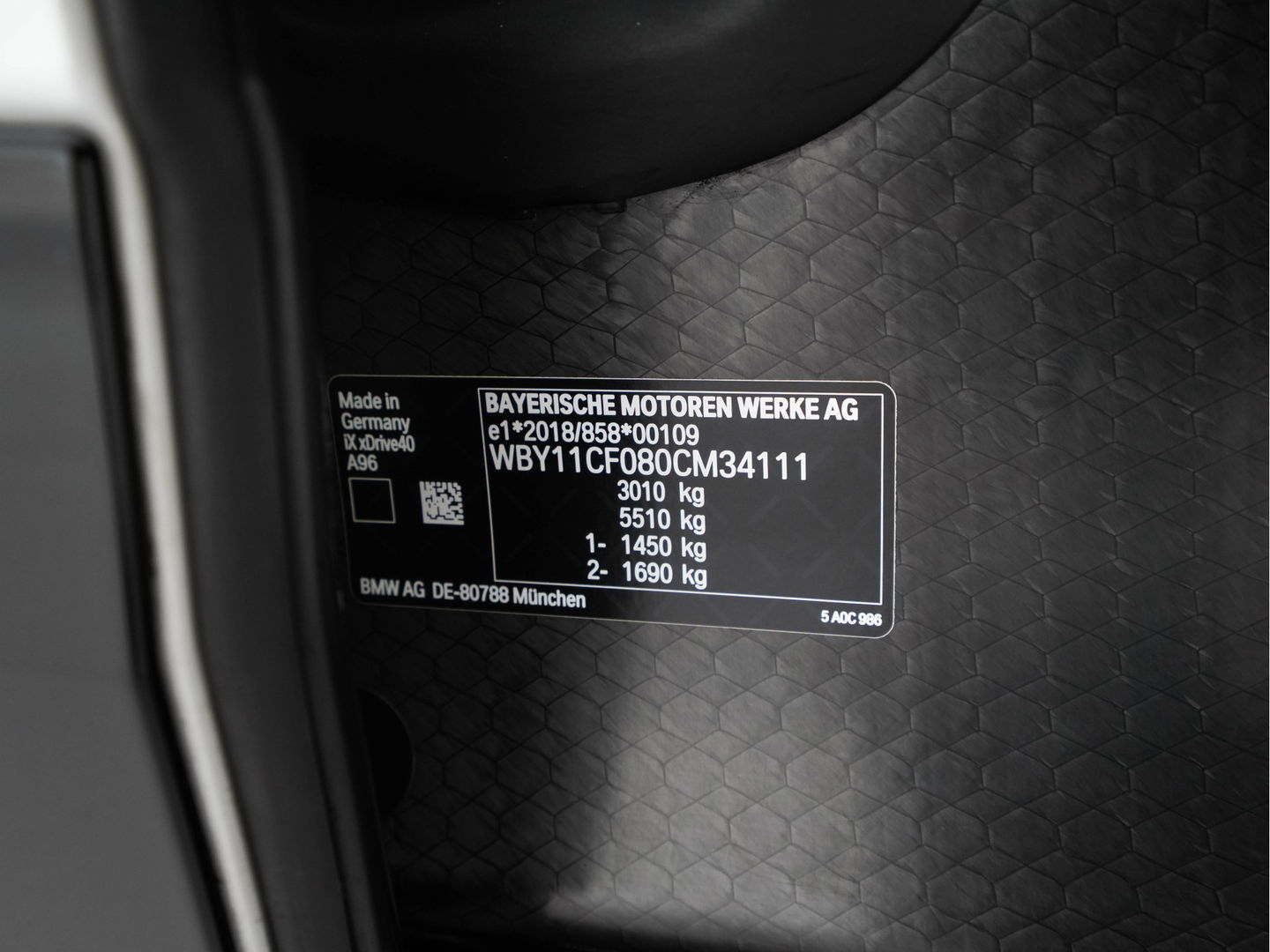 BMW iX xDrive40 High Executive 77 kWh {SOH-100%} *PANO | HEAD-UP | LUXURY-LEATHER | FULL-LED | SOFT-CLOSE | BLIND-SPOT | HARMAN/KARDON | MEMORY-PACK | HEATED/VENTILATED-COMFORTSEATS | TOP-VIEW | WIDESCREEN-DIGICOCKPIT | DAB+ | KEYLESS | AMB