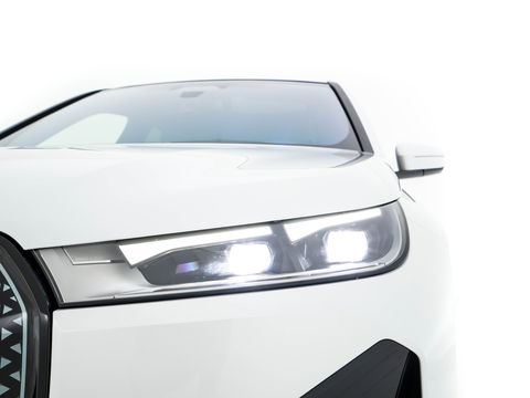 BMW iX xDrive40 High Executive 77 kWh {SOH-100%} *PANO | HEAD-UP | LUXURY-LEATHER | FULL-LED | SOFT-CLOSE | BLIND-SPOT | HARMAN/KARDON | MEMORY-PACK | HEATED/VENTILATED-COMFORTSEATS | TOP-VIEW | WIDESCREEN-DIGICOCKPIT | DAB+ | KEYLESS | AMB