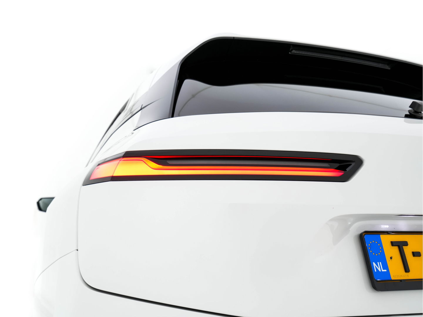 BMW iX xDrive40 High Executive 77 kWh {SOH-100%} *PANO | HEAD-UP | LUXURY-LEATHER | FULL-LED | SOFT-CLOSE | BLIND-SPOT | HARMAN/KARDON | MEMORY-PACK | HEATED/VENTILATED-COMFORTSEATS | TOP-VIEW | WIDESCREEN-DIGICOCKPIT | DAB+ | KEYLESS | AMB