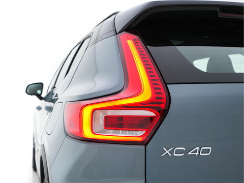 Volvo XC40 Recharge P8 AWD R-Design [ 3-Fase ] {SOH-91%} (INCL-BTW) *PANO | FULL-LEATHER | DIGI-COCKPIT | FULL-LED | MEMORY-PACK | HARMAN/KARDON | TOP-VIEW | CARPLAY | NAVI-FULLMAP | ECC | PDC | KEYLESS | HEATED-SPORTSEATS | BLIS | CAPLAY | 19"ALU*