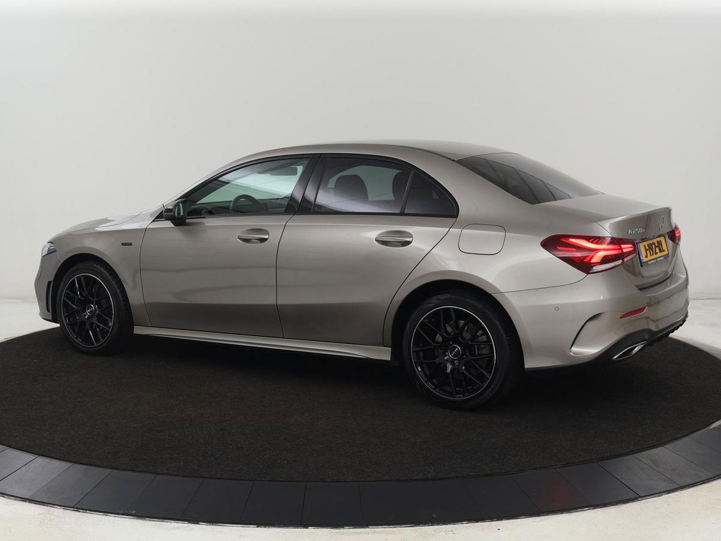 Mercedes-Benz A-Klasse 250e AMG Limited | Carplay | Stoelverwarming | Camera | Leder/Alcantara | Navigatie | Park Assist | Sfeerverlichting | Full LED | Climate control | Widescreen | Cruise control | PHEV | Plug In