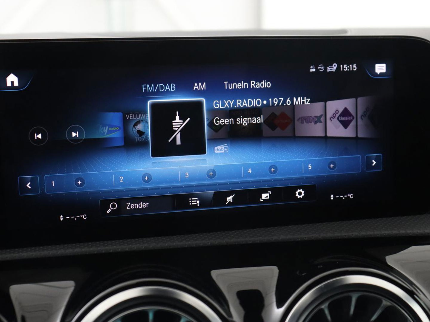 Mercedes-Benz A-Klasse 250e AMG Limited | Carplay | Stoelverwarming | Camera | Leder/Alcantara | Navigatie | Park Assist | Sfeerverlichting | Full LED | Climate control | Widescreen | Cruise control | PHEV | Plug In