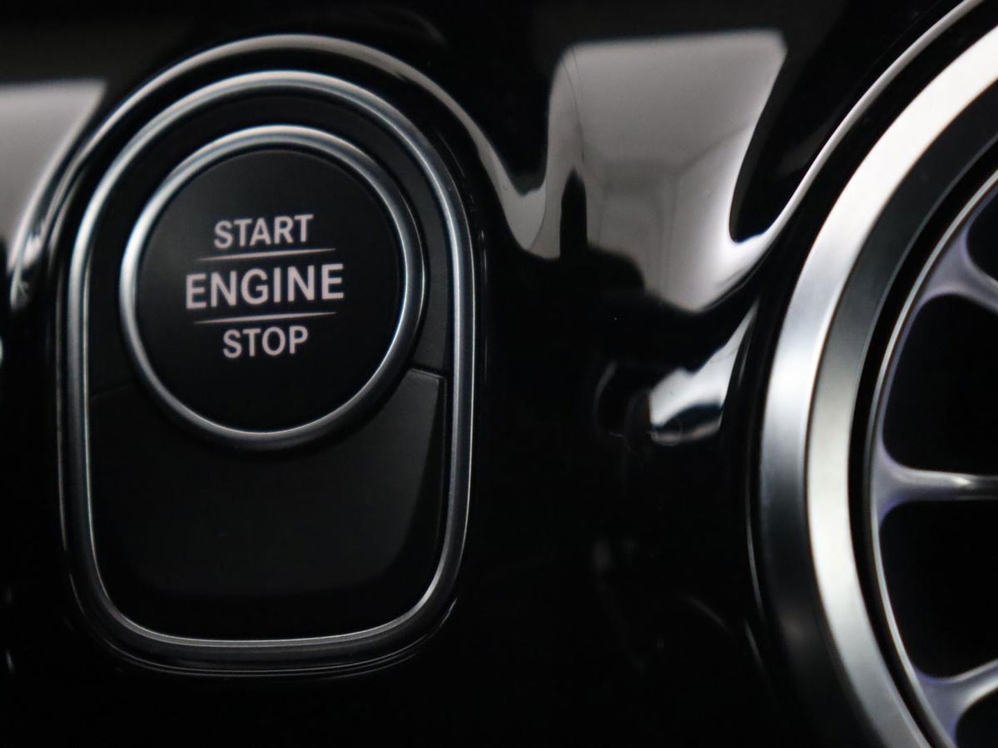 Mercedes-Benz A-Klasse 250e AMG Limited | Carplay | Stoelverwarming | Camera | Leder/Alcantara | Navigatie | Park Assist | Sfeerverlichting | Full LED | Climate control | Widescreen | Cruise control | PHEV | Plug In