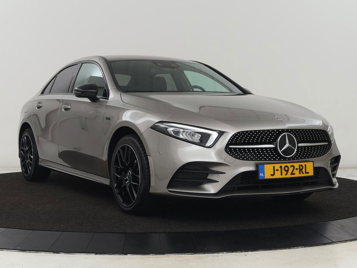 Mercedes-Benz A-Klasse 250e AMG Limited | Carplay | Stoelverwarming | Camera | Leder/Alcantara | Navigatie | Park Assist | Sfeerverlichting | Full LED | Climate control | Widescreen | Cruise control | PHEV | Plug In