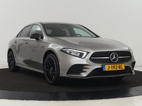 Mercedes-Benz A-Klasse 250e AMG Limited | Carplay | Stoelverwarming | Camera | Leder/Alcantara | Navigatie | Park Assist | Sfeerverlichting | Full LED | Climate control | Widescreen | Cruise control | PHEV | Plug In