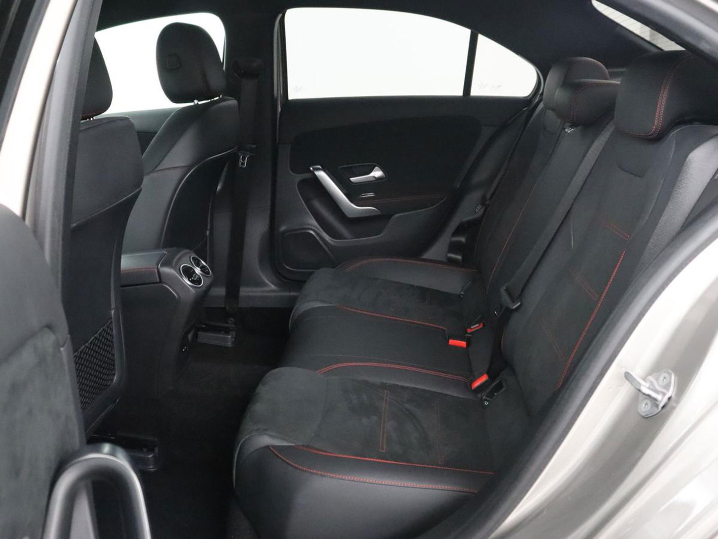 Mercedes-Benz A-Klasse 250e AMG Limited | Carplay | Stoelverwarming | Camera | Leder/Alcantara | Navigatie | Park Assist | Sfeerverlichting | Full LED | Climate control | Widescreen | Cruise control | PHEV | Plug In