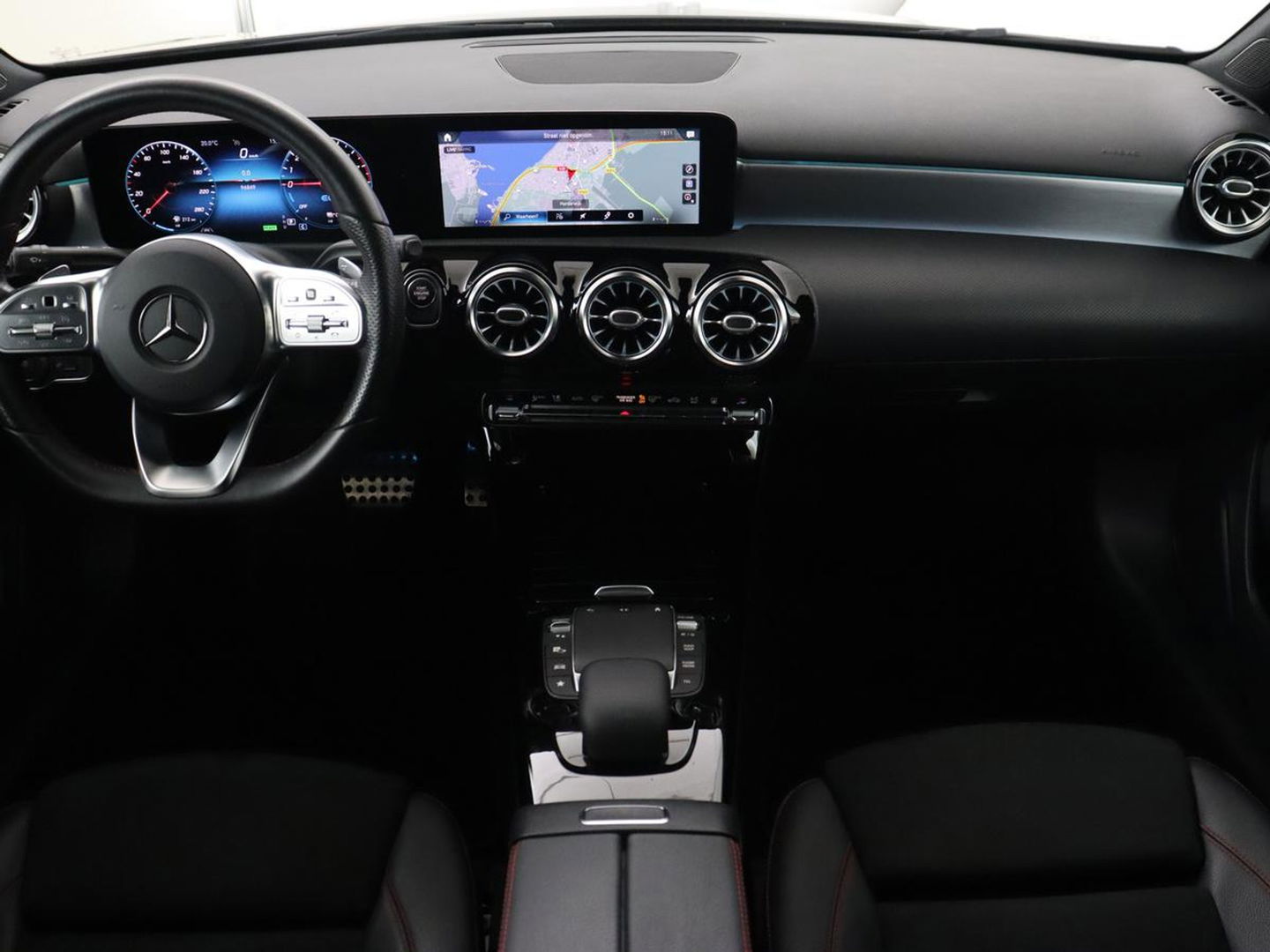 Mercedes-Benz A-Klasse 250e AMG Limited | Carplay | Stoelverwarming | Camera | Leder/Alcantara | Navigatie | Park Assist | Sfeerverlichting | Full LED | Climate control | Widescreen | Cruise control | PHEV | Plug In
