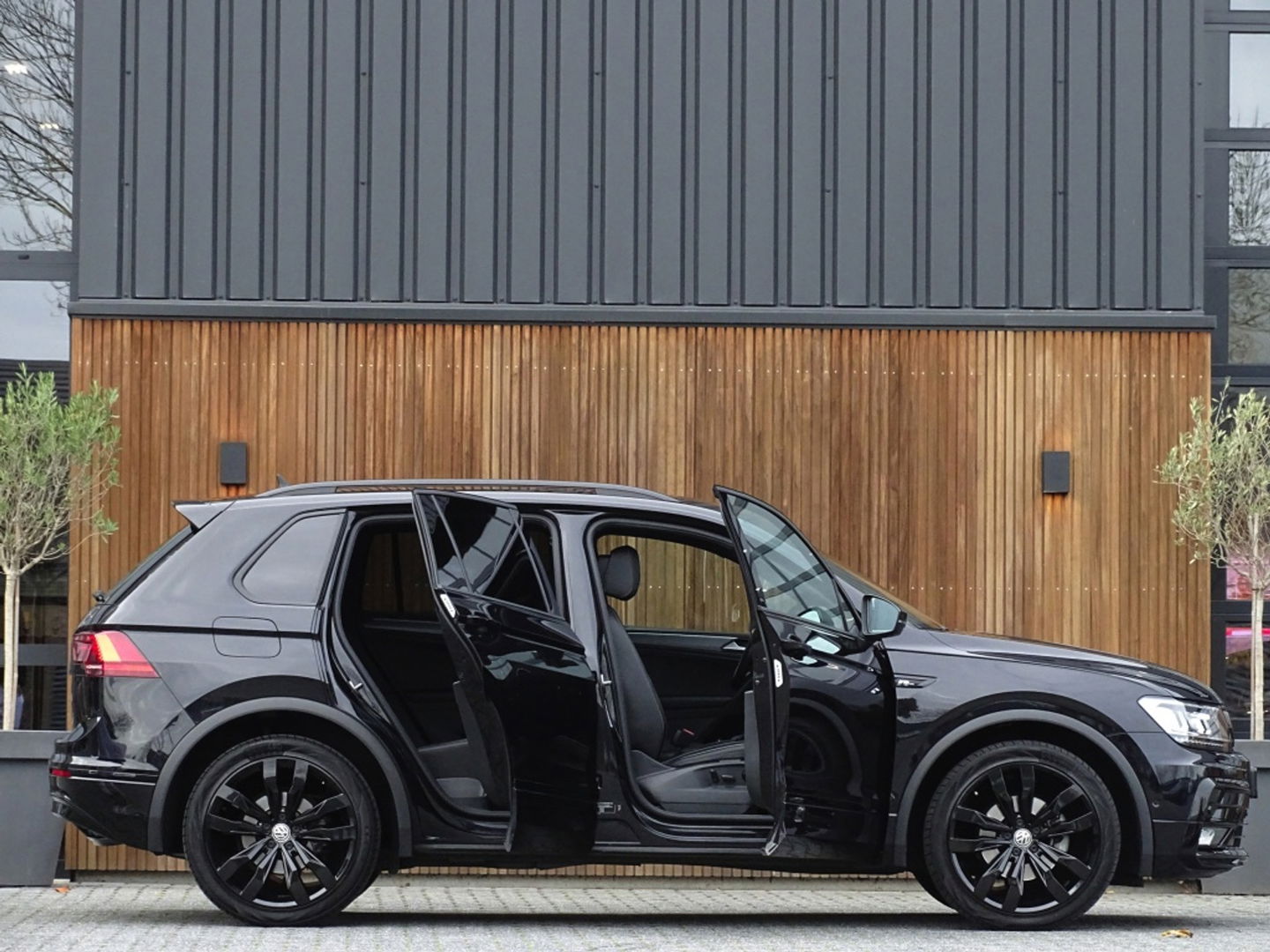 Volkswagen Tiguan 1.5 TSI 150PK automaat / Highline / R-line / LED *NAP*