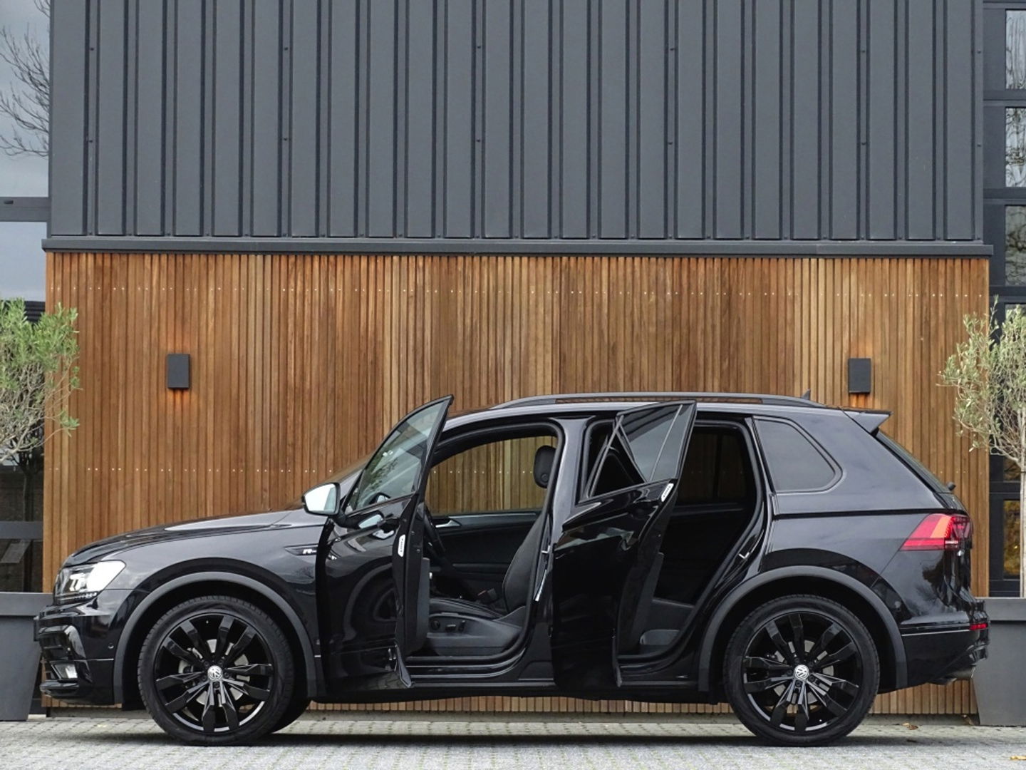 Volkswagen Tiguan 1.5 TSI 150PK automaat / Highline / R-line / LED *NAP*