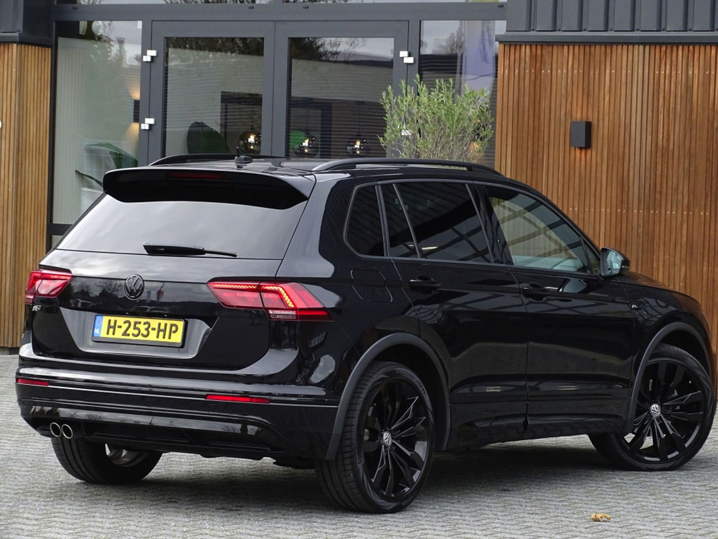 Volkswagen Tiguan 1.5 TSI 150PK automaat / Highline / R-line / LED *NAP*