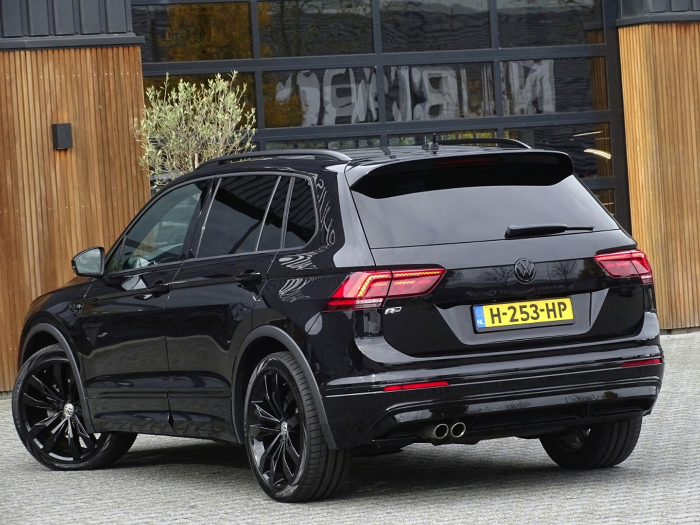 Volkswagen Tiguan 1.5 TSI 150PK automaat / Highline / R-line / LED *NAP*