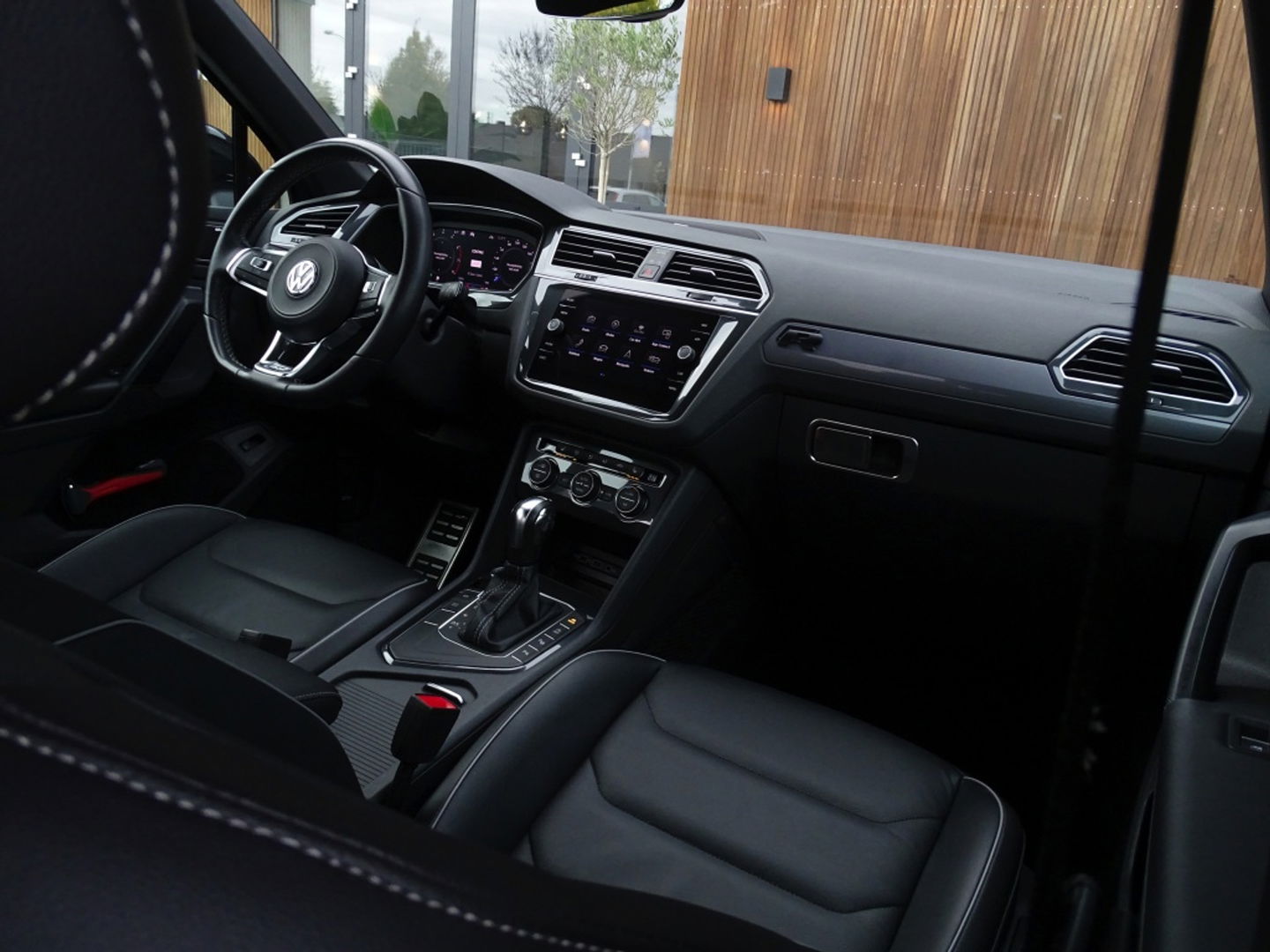 Volkswagen Tiguan 1.5 TSI 150PK automaat / Highline / R-line / LED *NAP*